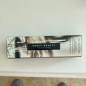 Fenty Beauty Stunna Lip Paint in Unbutton 02